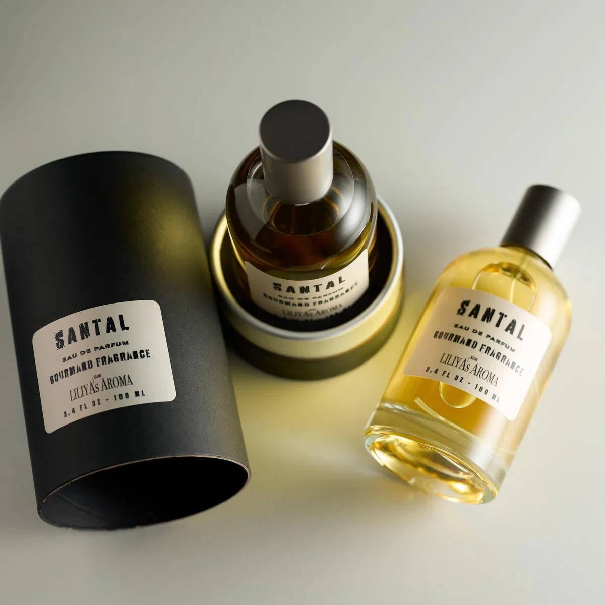 Liliya's Aroma SANTAL Liliya's Aroma Eau de Parfum para hombre y mujer, una fragancia lisa cautivadora que captura la esencia de la elegancia pura y la sofisticación atemporal.