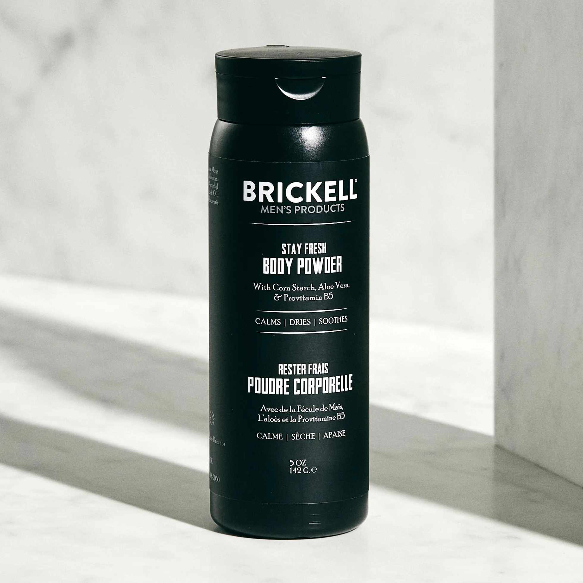 Los productos Brickell para hombres Stay Fresh Body Powder para hombres, naturales y orgánicos libres de talco, absorben el sudor, mantienen la piel seca (Sin perfume, 142 g)