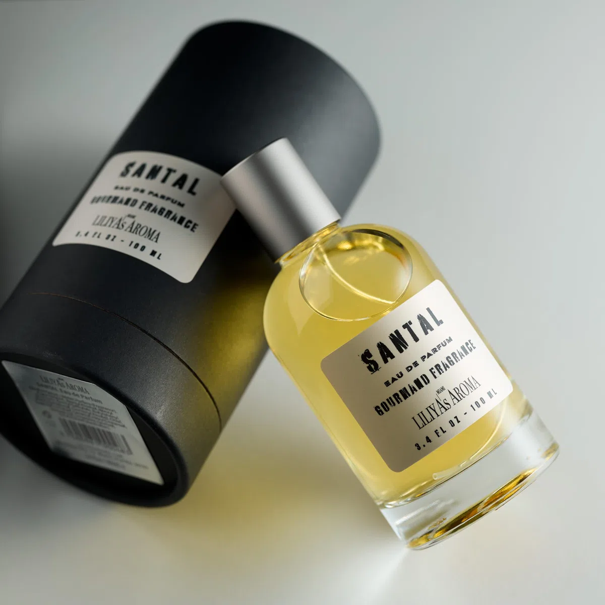Liliya's Aroma SANTAL Liliya's Aroma Eau de Parfum para hombre y mujer, una fragancia lisa cautivadora que captura la esencia de la elegancia pura y la sofisticación atemporal.
