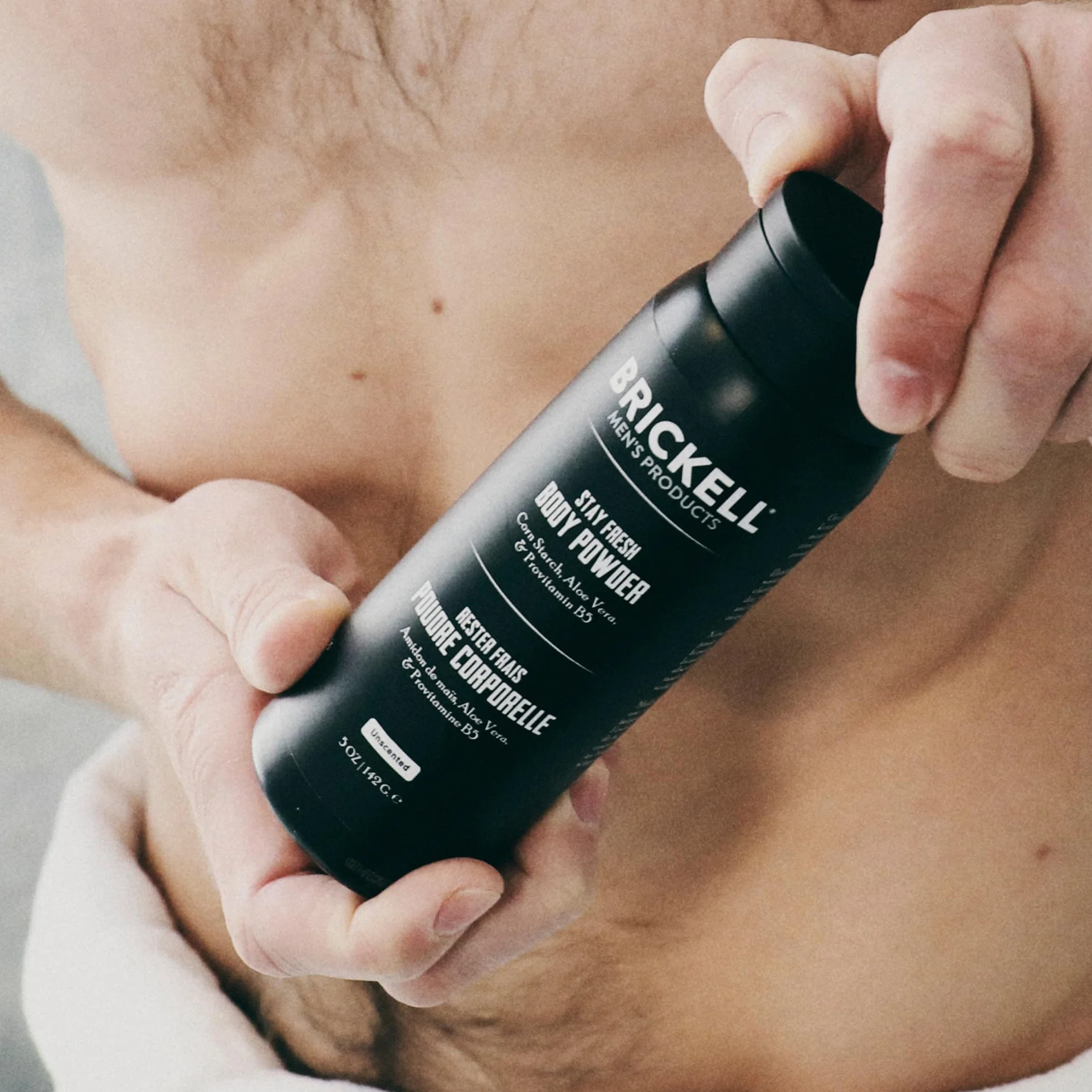 Los productos Brickell para hombres Stay Fresh Body Powder para hombres, naturales y orgánicos libres de talco, absorben el sudor, mantienen la piel seca (Sin perfume, 142 g)